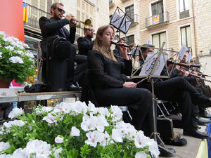 Temps de Flors 2016. Sardanes a la plaça del Vi amb la cobla Flama de Farners