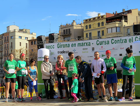 El podi de la cursa popular a la plaça Catalunya