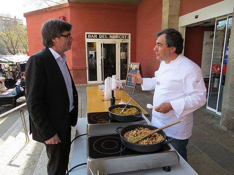 L'alcalde Carles Puigdemont i el cuiner Toni Vallory, amb l'aperitiu confeccionat amb productes del Mercat del Lleó