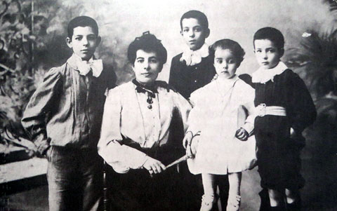 Xavier Cugat (a la dreta de la foto) amb els seus germans i la seva mare