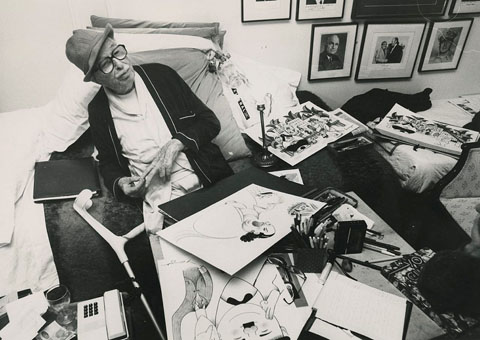 Cugat preparant una exposició dels seus dibuixos. 1988