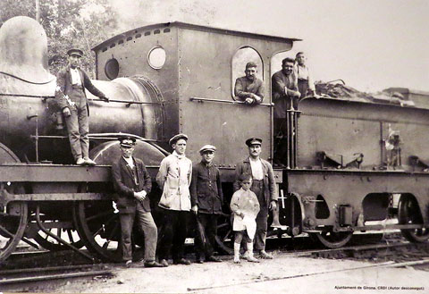 En Josep Feliu, maquinista de la locomotora estacionada a l'estació de Girona, acompanyat d'altres persones. 1931-1932