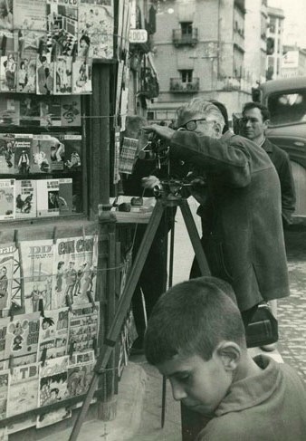 Rodatge del film La Bombeta. Antoni Varés filmant al costat del quiosc de la Plaça Catalunya. 1965