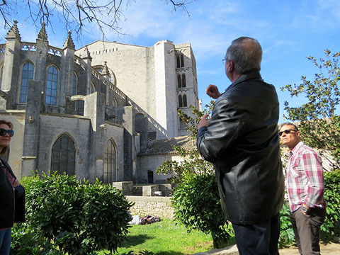 Miquel Fañanàs als Jardins de la Francesa explicant la Bruixa de la Catedral
