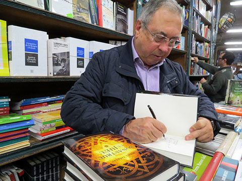Miquel Fañanàs signant exemplars de Bonastruc, el jueu, a la Llibreria Geli