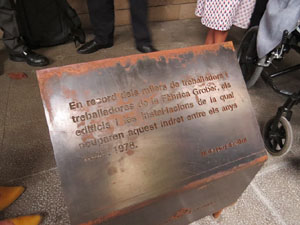 Descobriment d'una placa en record de les persones treballadores de la fàrica Grober de Girona