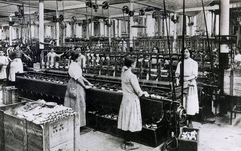 Treballadores davant les màquines de debanament. 1910-1920