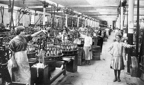 Treballadors i treballadores de la secció de debanat i acoblat de fil. 1920-1930