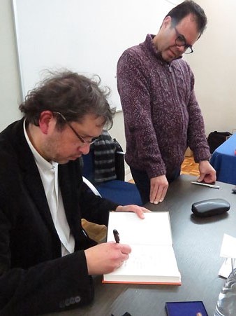 Xavier Delòs i Joan-Lluís Lluís, durant la signatura de llibres