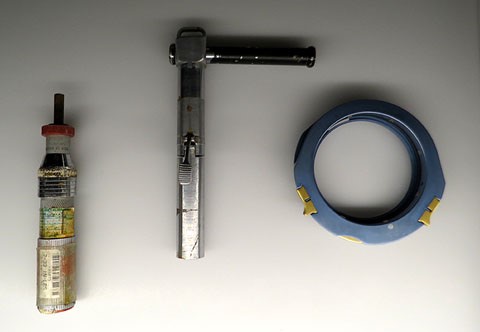 Esquerra: eines utilitzades a l'estació espacial Mir (1986-2000) i a l'Estació Espacial Internacional (ISS - 1980-actualitat). Dreta: Anell connector del guant amb el canell del vestit espacial, utilitzat a les missions Apollo 11 i 12 (1969), Apollo 13 (1970) i Apollo 14 (1971)