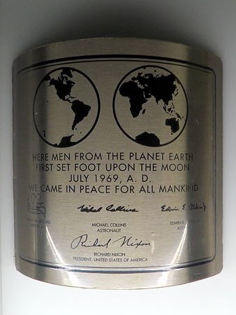 Rèplica de la placa commemorativa deixada a la Lluna pels astronautes de l'Apollo 11