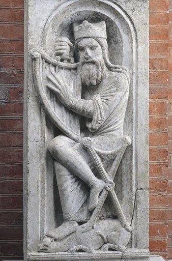 El rei David tocant l'arpa. Procedeix del monestir de Notre-Dame de la Daurade a Tolosa de Llenguadoc. Museu dels Agustins