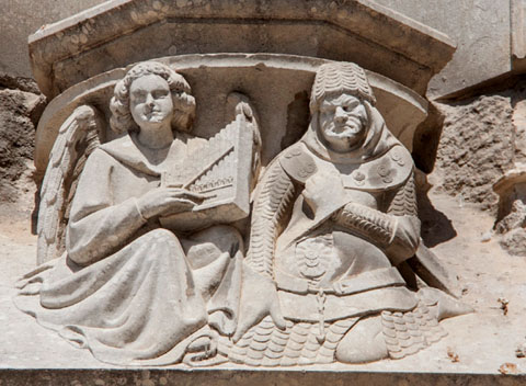 Mènsula de la porta dels Apòstols de la Catedral de Girona. S'hi representa un àngel músic