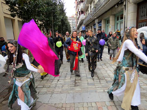 Celebració de l'any nou xinès a Girona. La cercavila