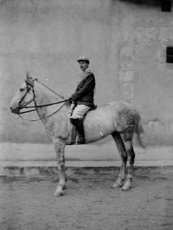 Retrat de Joaquim Simon de Pastors sortint de casa seva muntant a cavall, a la plaça de la Catedral. 1900-1925