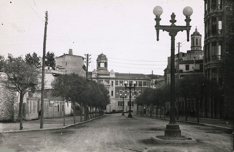 La Gran Via de Jaume I, amb l'edifici de Correus al fons i la Casa Auguet a la dreta. 1925-1933
