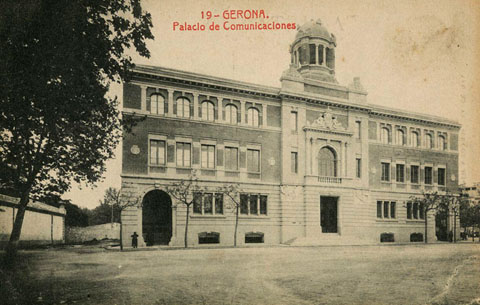 Façana de l'edifici de Correus i Telègrafs, a la gran Via de Jaume I. A l'esquerra el carrer Jeroni Real de Fontclara. 1922-1925