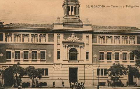 Façana de l'edifici de Correus i Telègrafs, al final de la Gran Via de Jaume I. 1920 - 1924