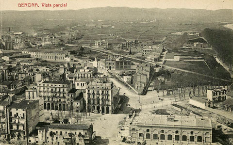 Vista del sector nord del Mercadal. S'observa el solar cedit per a la construcció de l'edifici de Correus i Telègrafs al final de la Gran Via Jaume I, a la confluència amb l'avinguda Ramon Folch, 1914-1916