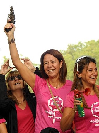 L'alcaldessa de Girona, Marta Madrenas, dona el tret de sortida de la cursa