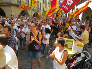 Diada Nacional 2016. Concentració a la plaça del Vi, lectura del manifest i cant de Els Segadors