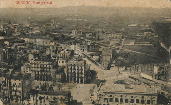 Vista parcial del barri del Mercadal des d'un punt elevat. A l'esquerra la Gròber i el Baluard del Governador, al centre l'escola Bruguera i la Gran Via de Jaume I, a la dreta, l'avinguda de Ramon Folch, i en primer terme la plaça de Sant Agustí i el cinema Coliseu. 1914-1916
