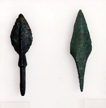 Puntes de fletxa, bronze. Esquerra: conva dels Encantats (Serinyà, Pla de l'Estany), 1200-800 aC. Dreta: Mas Xirgu (Girona, Gironès), 2500-200 aC