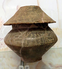 Urna cinerària decorada i tapadora, ceràmica feta a mà. Necròpolis d'incineració de Can Bech de Baix (Agullana, Alt Empordà). 1000-700 aC
