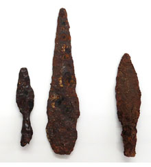 Puntes de llança, ferro. Dues esquerra: Mas Castellar (Pontós, Alt Empordà), 225-200 aC. Dreta: Poblat ibèric de Castell (Palamós, Baix Empordà), segle III aC