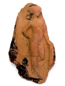 Fragment de placa de ceràmica de vernís negre, amb la figura del déu Eros. Pot haver format part de la tapa d'una capsa o de la llinda d'una porta