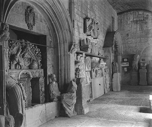 Materials conservats i exposats en el claustre del monestir de Sant Pere de Galligants, seu del Museu Aqueològic. 1920-1930