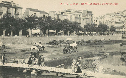Vista de la rambla Pi i Margall des de l'Areny. En primer terme, la palanca d'en Vila. S'observen nombrosos carros a l'Areny. 1902-1911