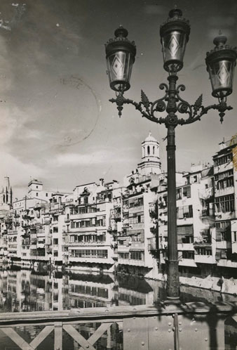 Vista de l'Onyar des del pont de Sant Agustí. Detall dels fanals. 1950-1960