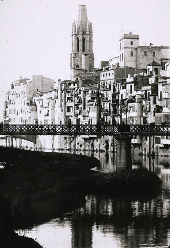 Vista del riu Onyar amb el pont de Sant Agustí. Al fons sobresurten el campanar de l'església de Sant Feliu i la torre de l'Institut Vell. 1919-1930