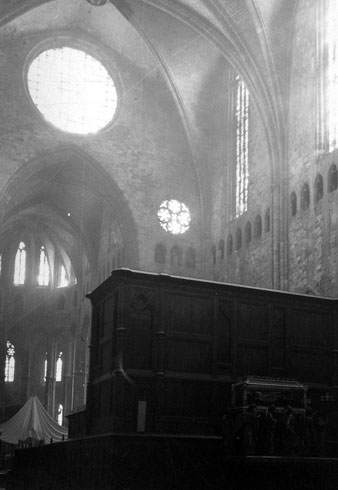 Fotografia de la nau de la Catedral en la que s'observa, a l'extrem inferior esquerra, l'altar tapat amb el vel que la gent anomenava el bacallà