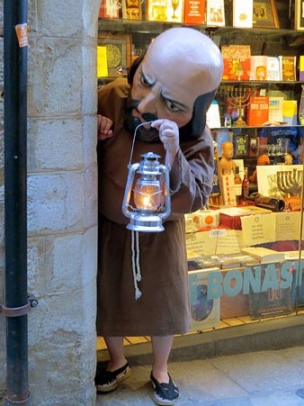 Una capgròs de Girona, amb la Flama del Canigó al carrer de la Força, durant la cercavila
