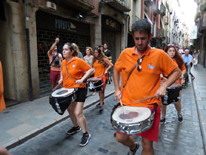 Festival Undàrius 2016. Cercavila amb els gegants de l'Esquerra del Ter i la Caixa de Trons