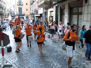 Festival Undàrius 2016. Cercavila amb els gegants de l'Esquerra del Ter i la Caixa de Trons