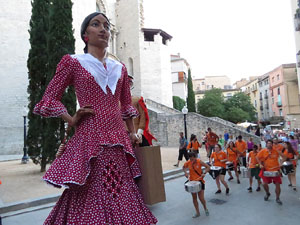 Festival Undàrius 2016. Cercavila amb els gegants de l'Esquerra del Ter i la Caixa de Trons