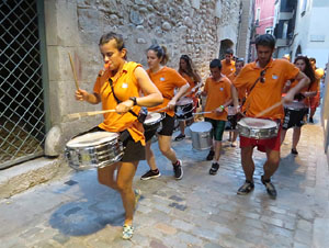 Festival Undàrius 2016. Cercavila amb els gegants de l'Esquerra del Ter i la Caixa de Trons