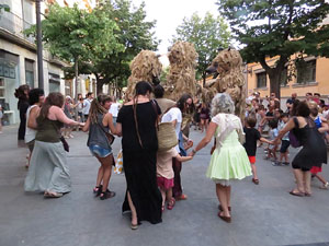 Festival Undàrius 2016. Espectacle de carrer Óssos del Pirineu, amb la Companyia Tutatis