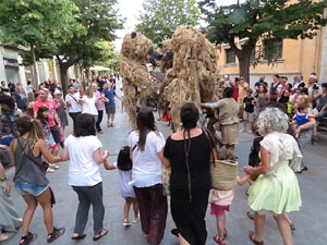 Festival Undàrius 2016. Espectacle de carrer Óssos del Pirineu, amb la Companyia Tutatis