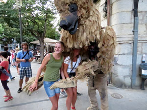 Festival Undàrius 2016. Espectacle de carrer Óssos del Pirineu, amb la Companyia Tutatis