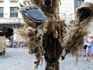 Festival Undàrius 2016. Espectacle de carrer Óssos del Pirineu, amb la Companyia Tutatis