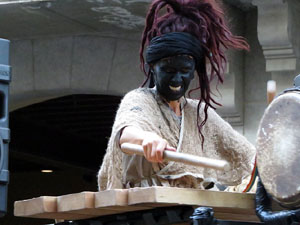 Festival Undàrius 2016. Espectacle de carrer Óssos del Pirineu, amb la Companyia Tutatis