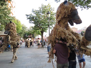 Festival Undàrius 2016. Espectacle de carrer Óssos del Pirineu, amb la Companyia Tutatis