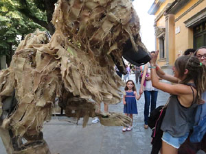 Festival Undàrius 2016. Espectacle de carrer Óssos del Pirineu, amb la Companyia Tutatis