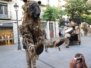 Festival Undàrius 2016. Espectacle de carrer Óssos del Pirineu, amb la Companyia Tutatis