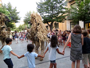 Festival Undàrius 2016. Espectacle de carrer Óssos del Pirineu, amb la Companyia Tutatis
