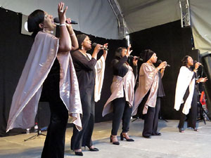 Festival A Capella 2017. Actuació del grup Black Voices a la plaça de la Independència